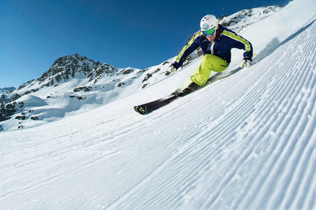 Skifahrer in alpiner Berglandschaft