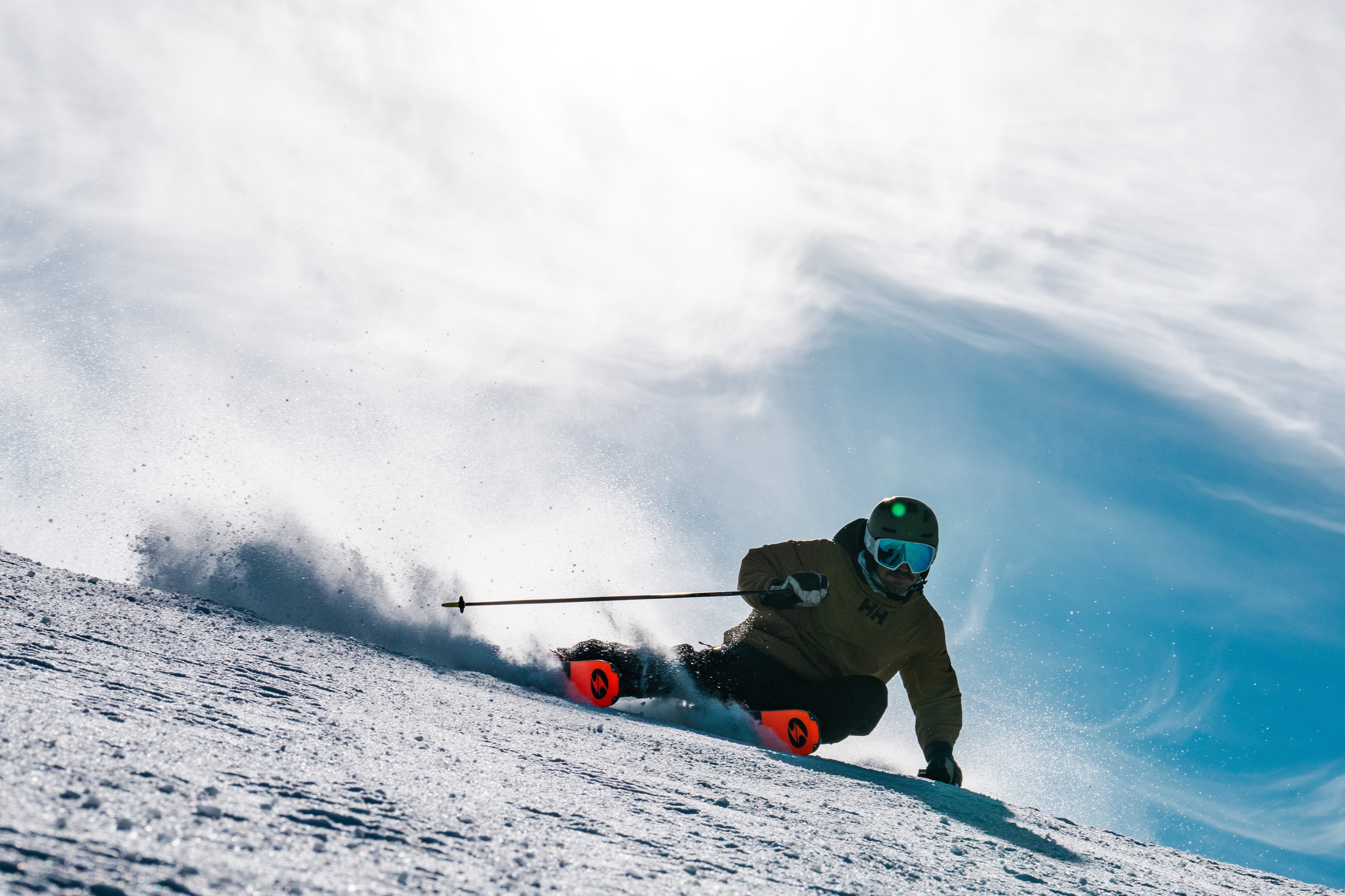 Skifahrer in alpiner Berglandschaft