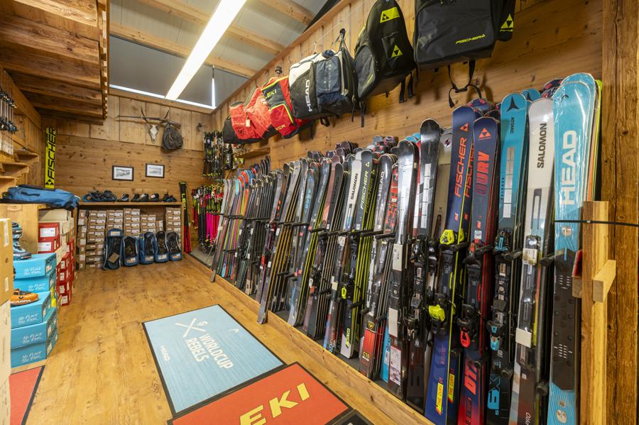 Skiauswahl im Geschäft mit Ski, Stöcken und Skitaschen