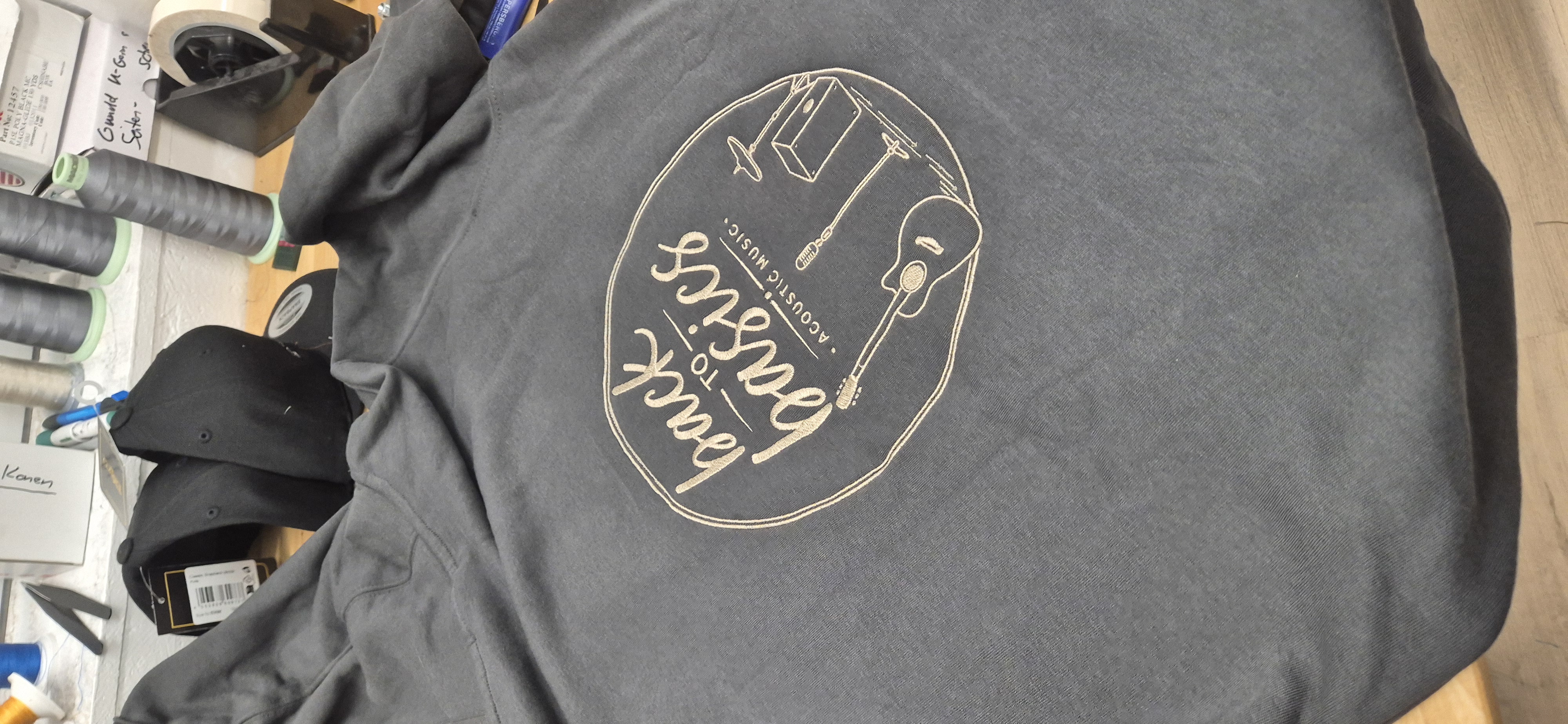 Dunkler Hoodie mit goldener Back-to-basics-Stickerei